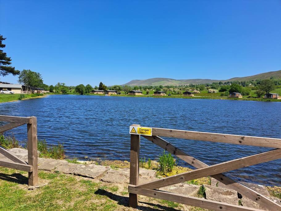 Diddly Squat Lodge With Hot Tub, Pendle View Holiday Park Clitheroe Exteriér fotografie