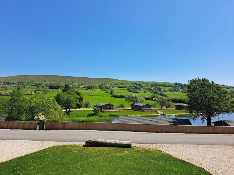 Diddly Squat Lodge With Hot Tub, Pendle View Holiday Park Clitheroe Exteriér fotografie