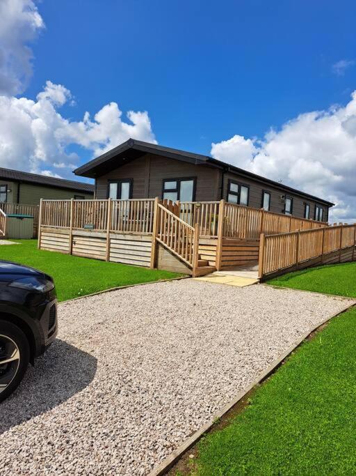 Diddly Squat Lodge With Hot Tub, Pendle View Holiday Park Clitheroe Exteriér fotografie